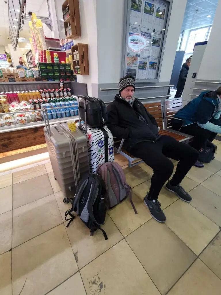 Mann mit Koffer Hamburg Bahnhof
