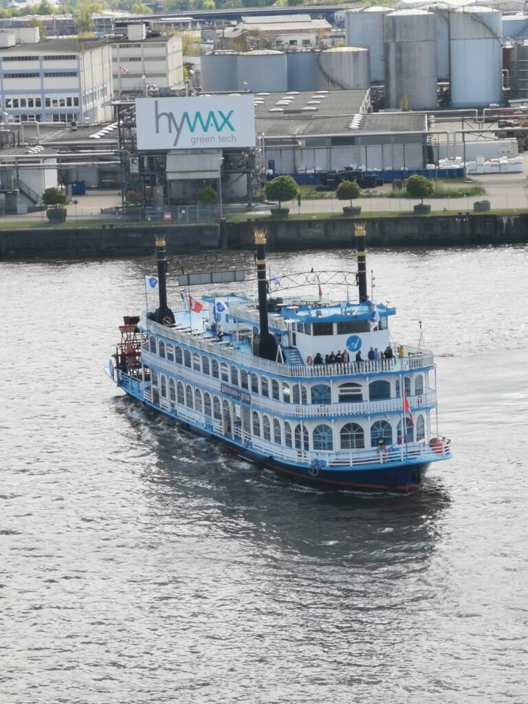 Raddampfer am Hafen von Hamburg