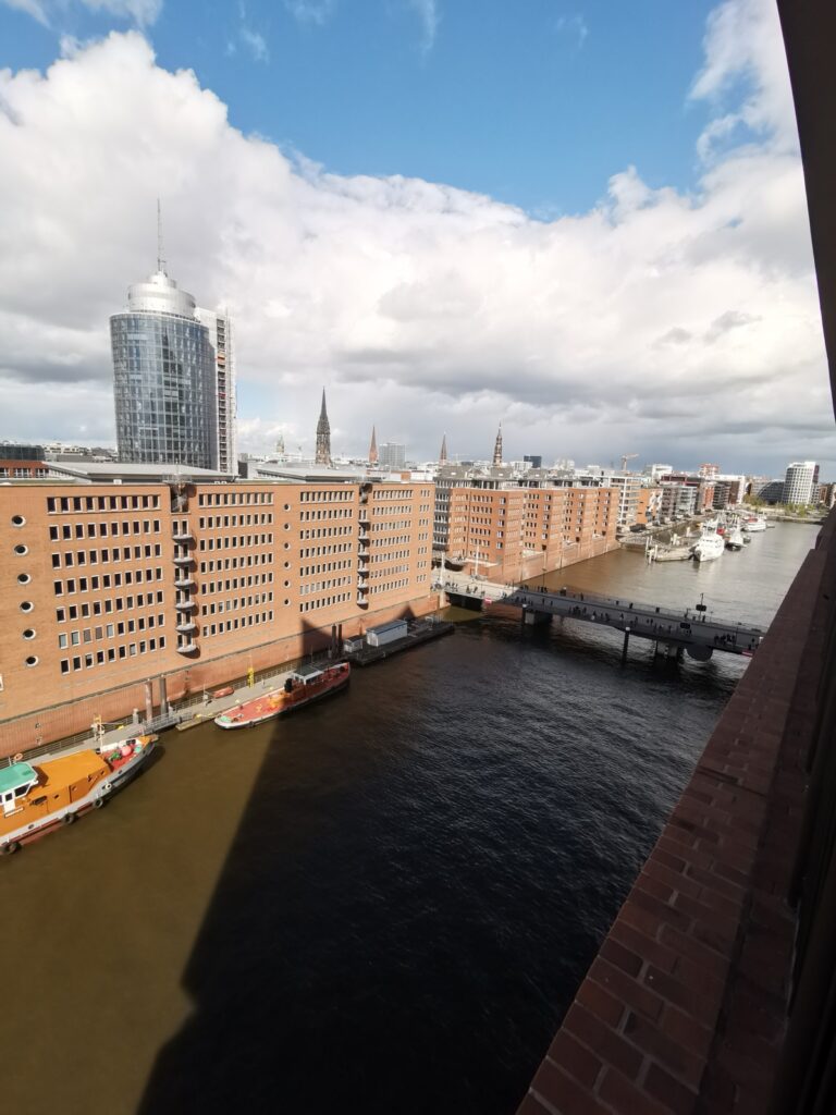 Blick auf die Speicherstadt von der 
Elbphilharmonie 
