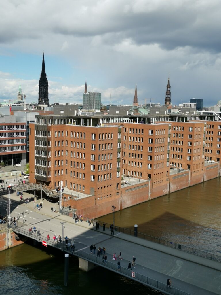 Blick auf die Speicherstadt von der
Elbphilharmonie Hamburg
