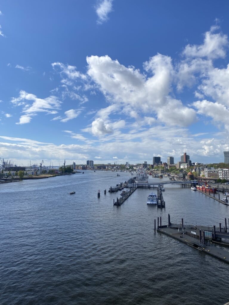 Blick auf den Hafen von Hamburg von der 
Elbphilharmonie 
