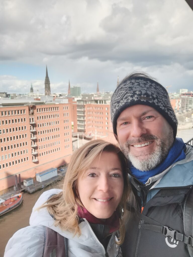 Pärchen mit Blick auf Speicherstadt in Hamburg
