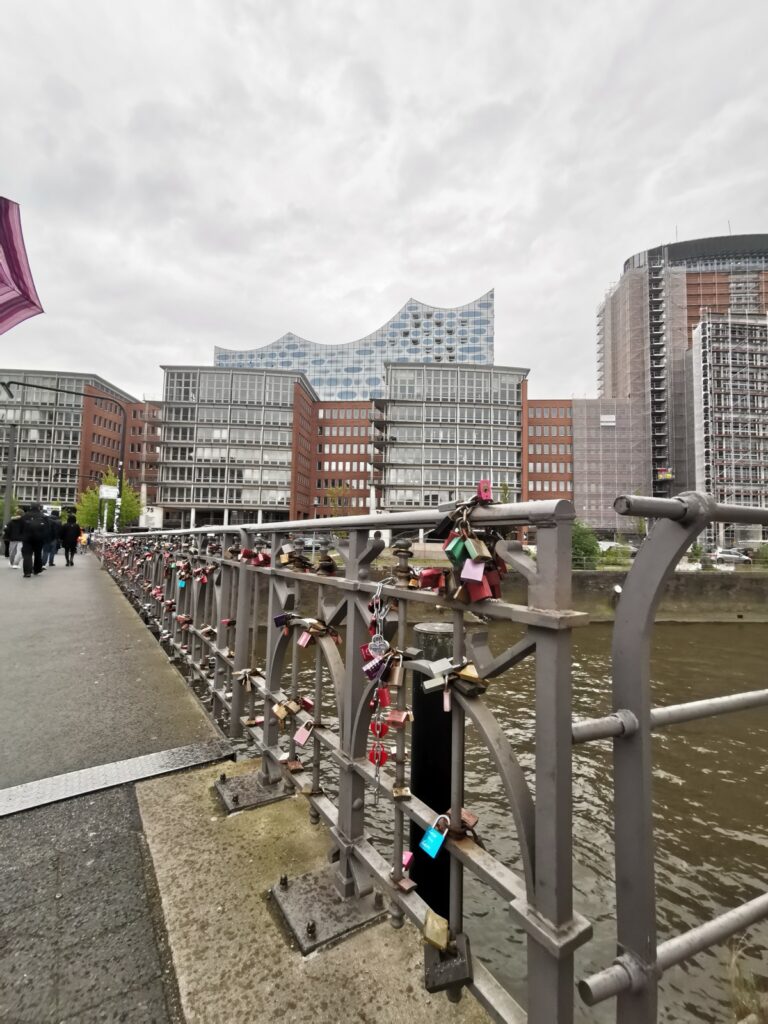 Mahatma-Gandhi-Brücke zur Elbphilharmonie Hamburg