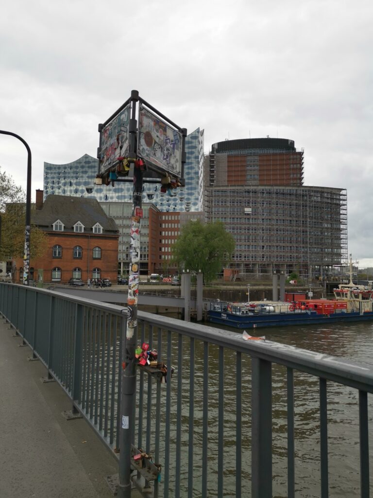 Mahatma-Gandhi-Brücke zur Elbphilharmonie Hamburg