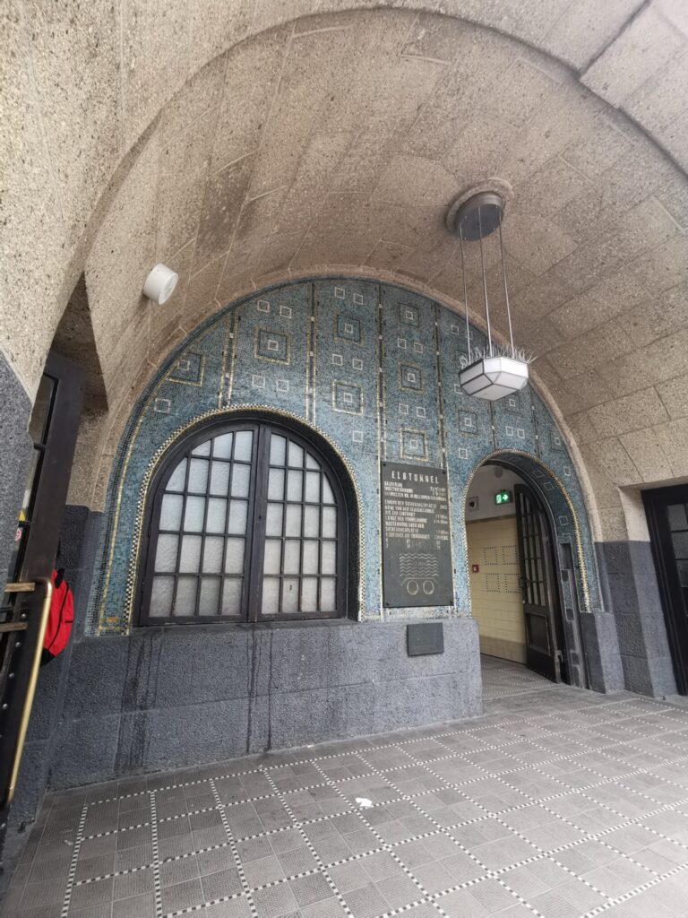 Eingang alte Elbtunnel in Hamburg