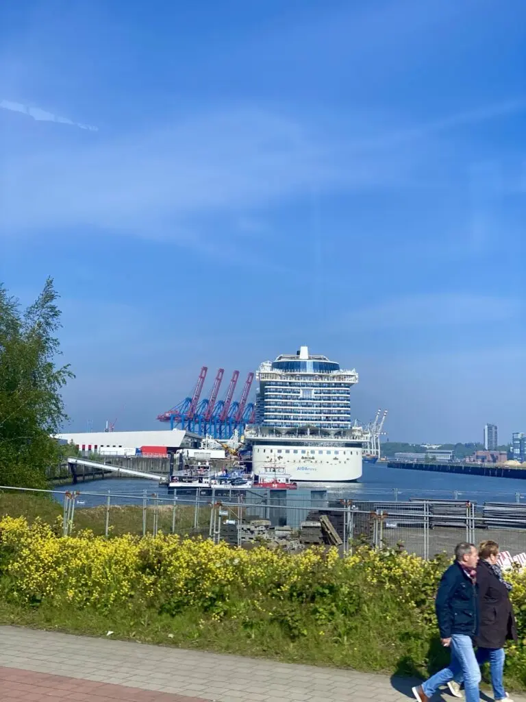 Kreuzfahrtschiff am Hafen Hamburg