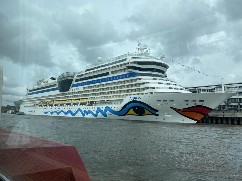 Aidasol am Hafen von Hamburg