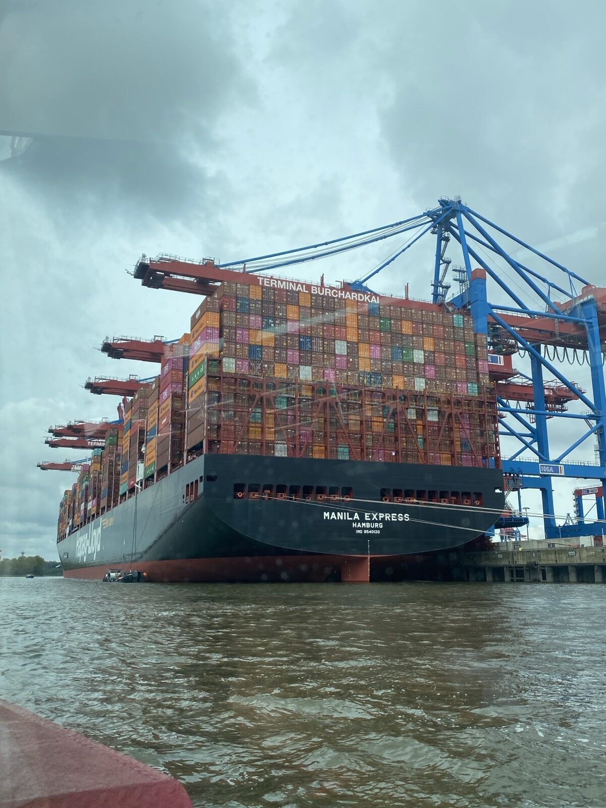 Container-Schiff am Hafen Hamburg
