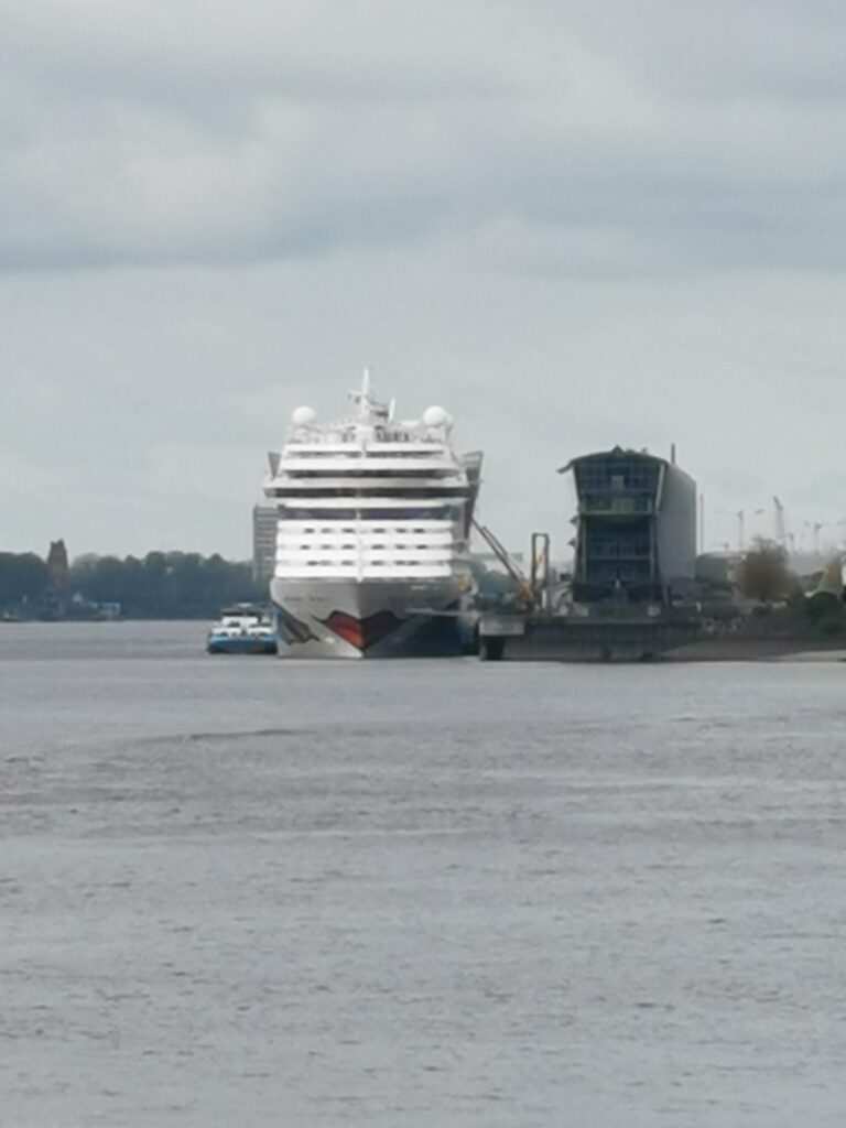 Kreuzfahrtschiff Aida am Hafen von Hamburg