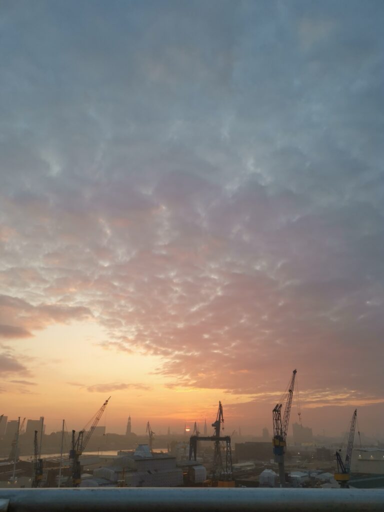 Hafen Hamburg bei Sonnenaufgang