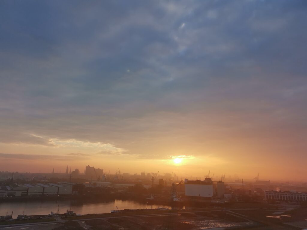 Hamburg bei Sonnenaufgang