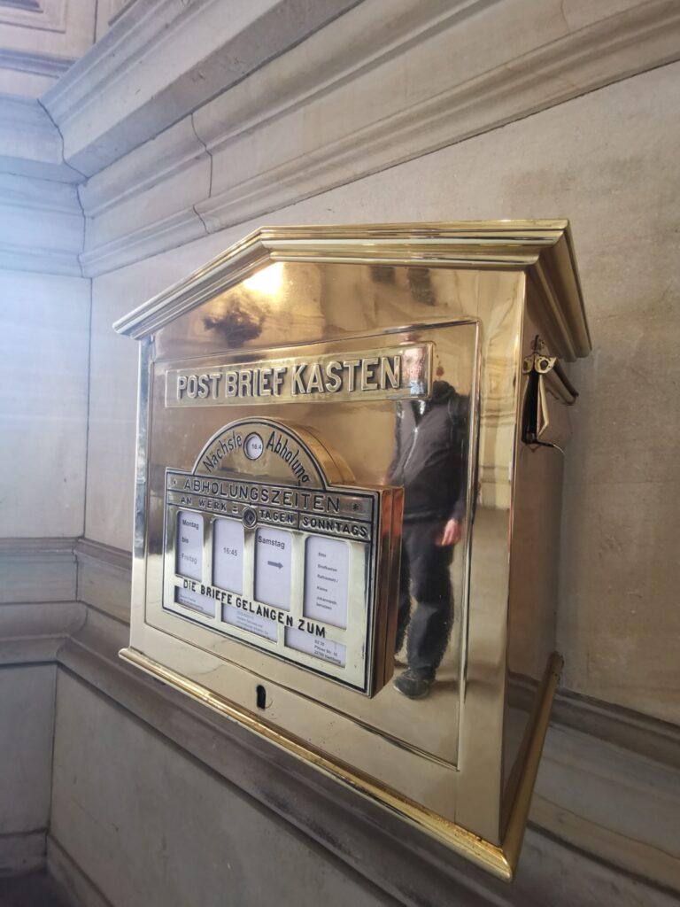 Briefkasten in Rathaus Hamburg innen
