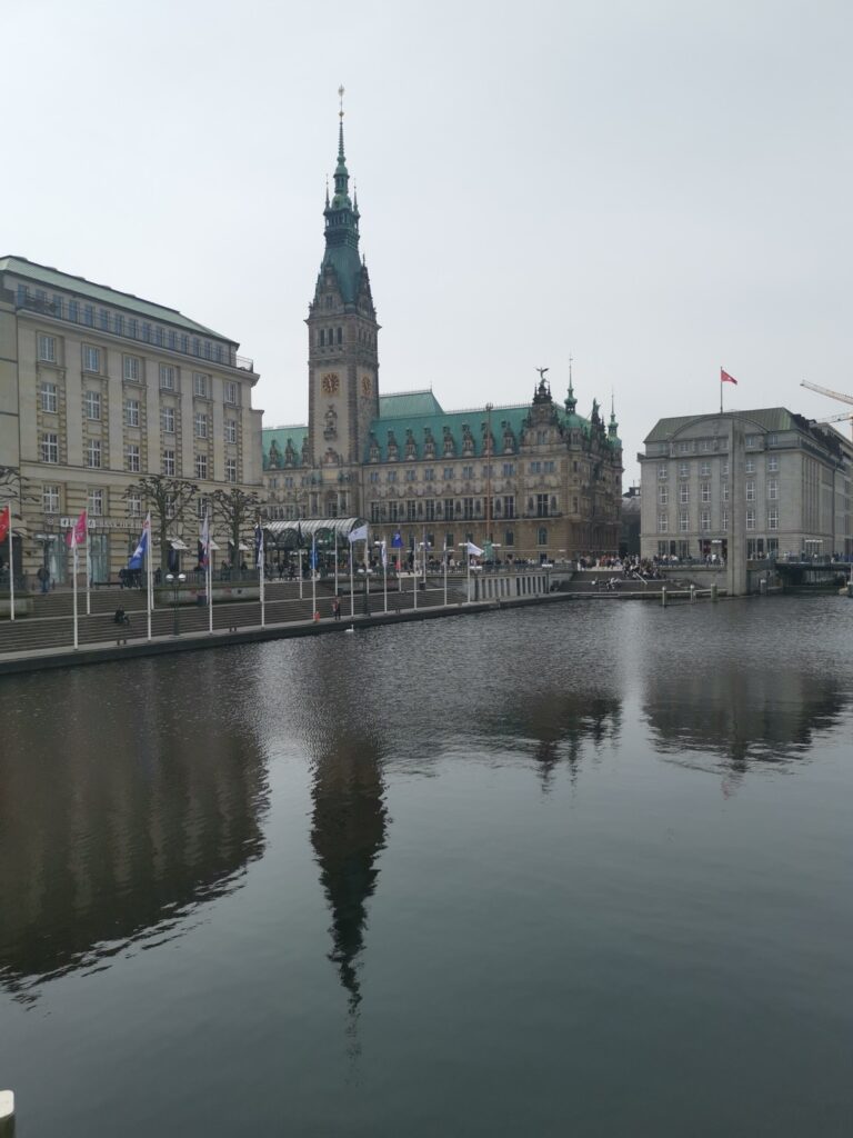 Blick auf das Rathaus von Hamburg