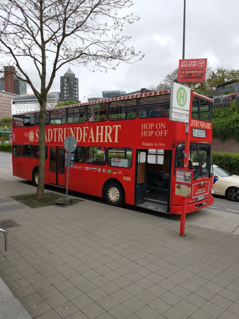 Roter Bus für Stadtrundfahrten in Hamburg