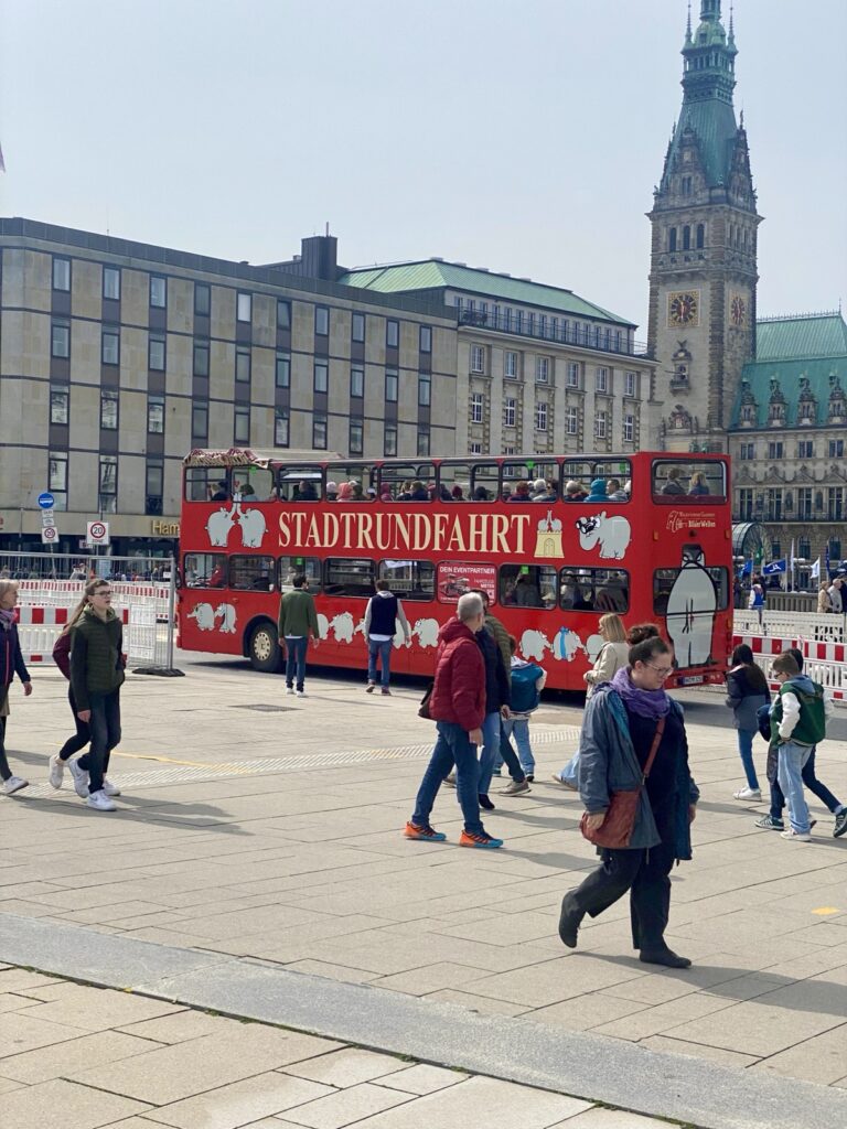 Roter Bus für Stadtrundfahrten in Hamburg