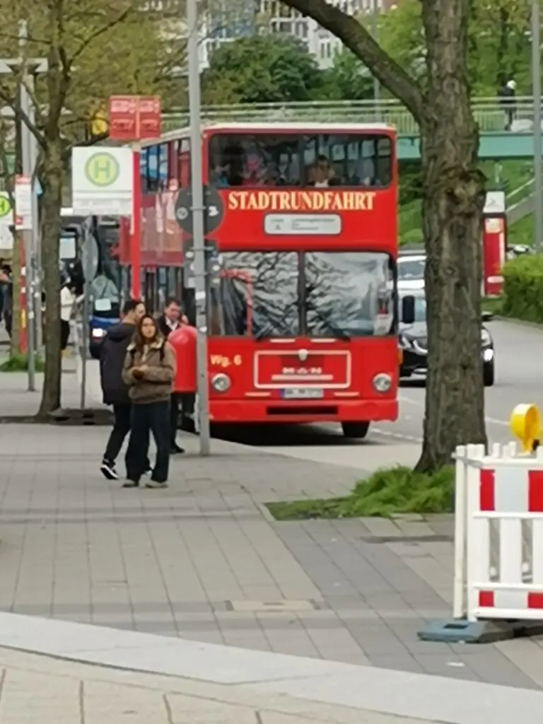 Roter Bus für Stadtrundfahrten in Hamburg