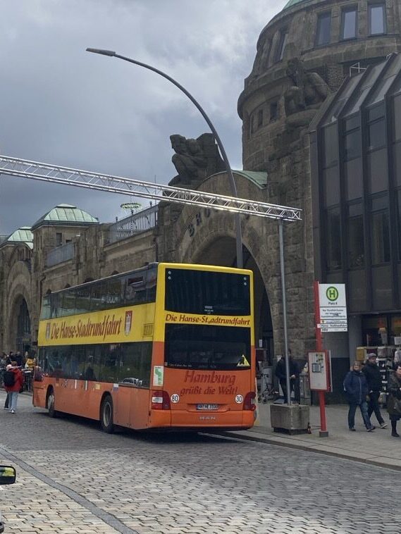 Gelber Bus für Stadtrundfahrten in Hamburg