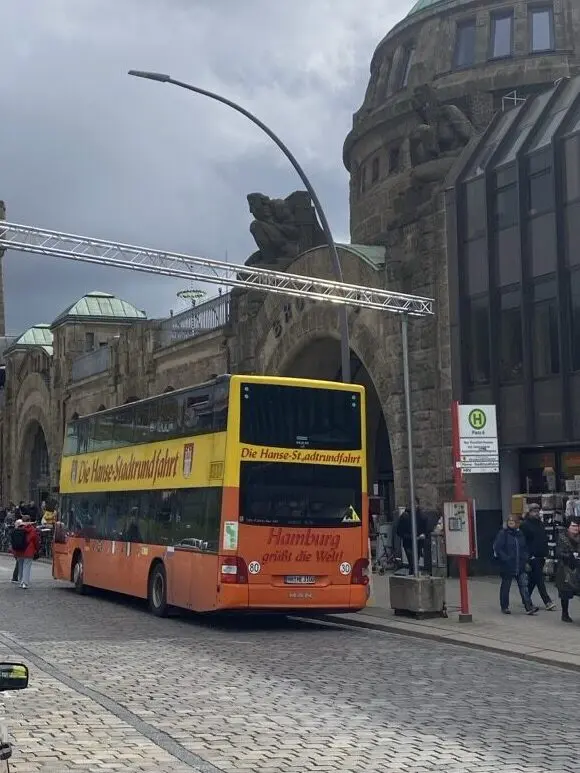 Gelber Bus für Stadtrundfahrten in Hamburg