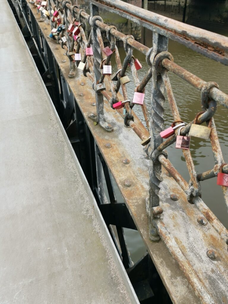 Brücke mit Liebesschloss in der Speicherstadt Hamburg