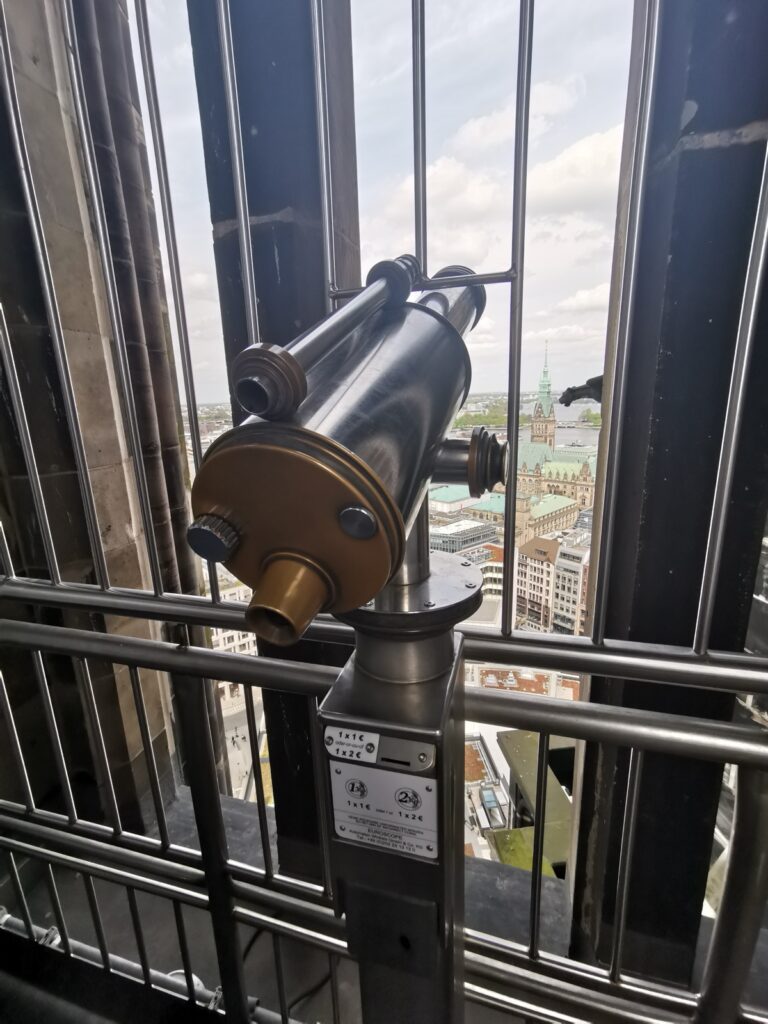 Fernglas im Turm Mahnmal St. Nikolai