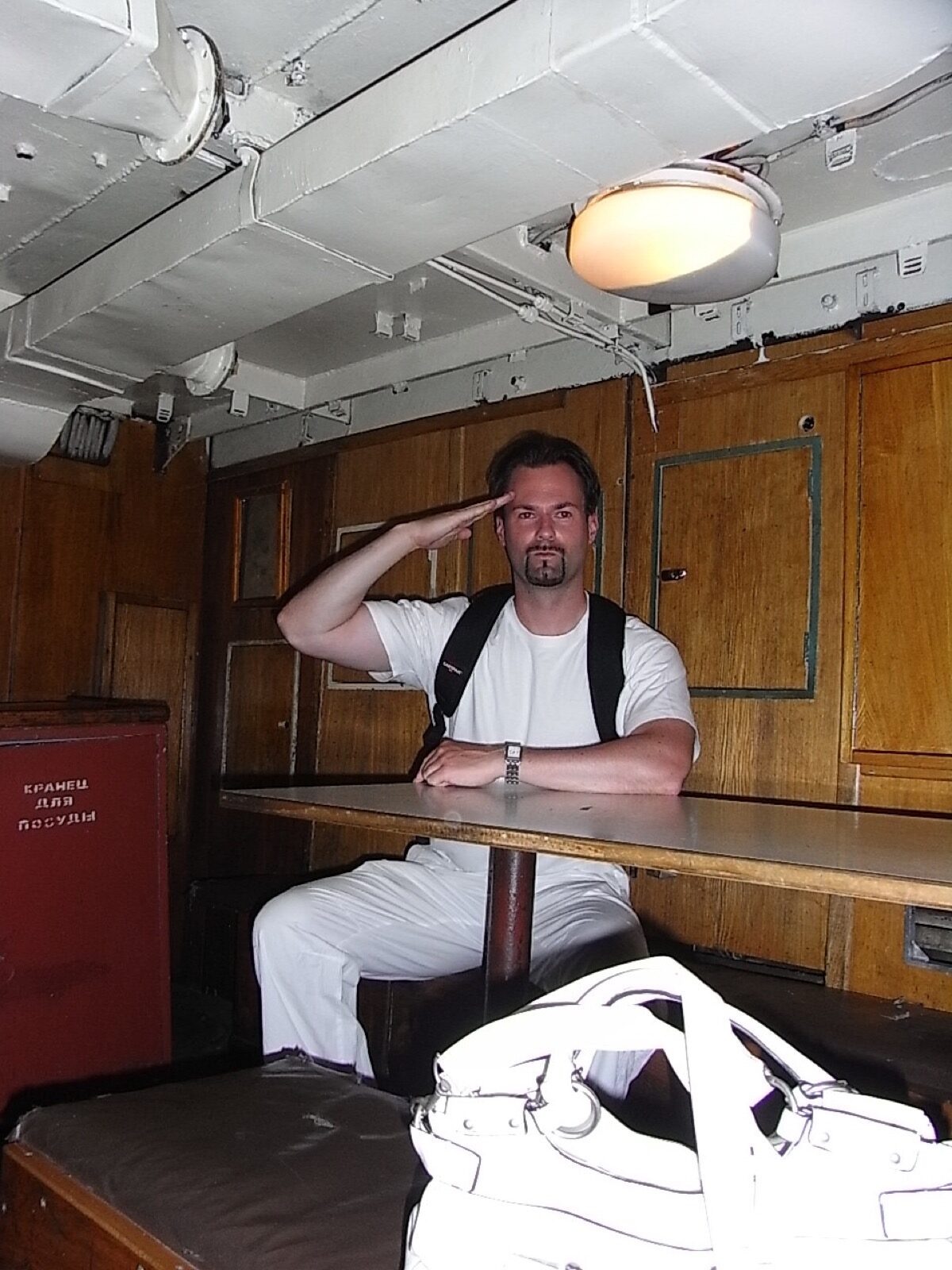 Mann im U-Boot Museum Hamburg