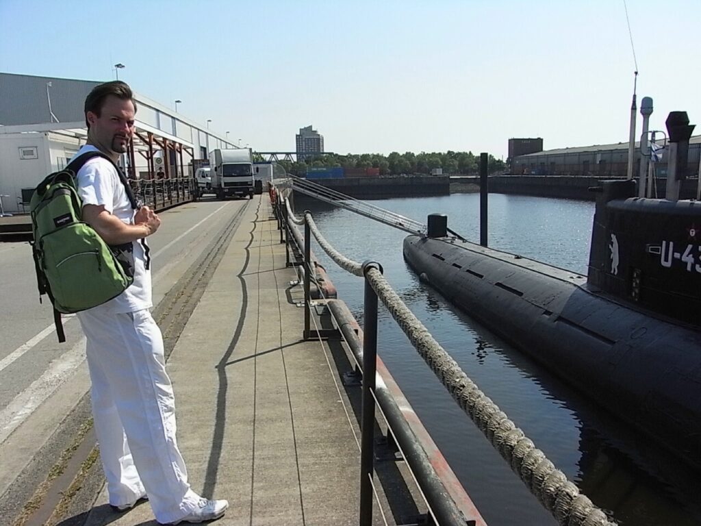 Mann vor U-Boot Museum Hamburg 