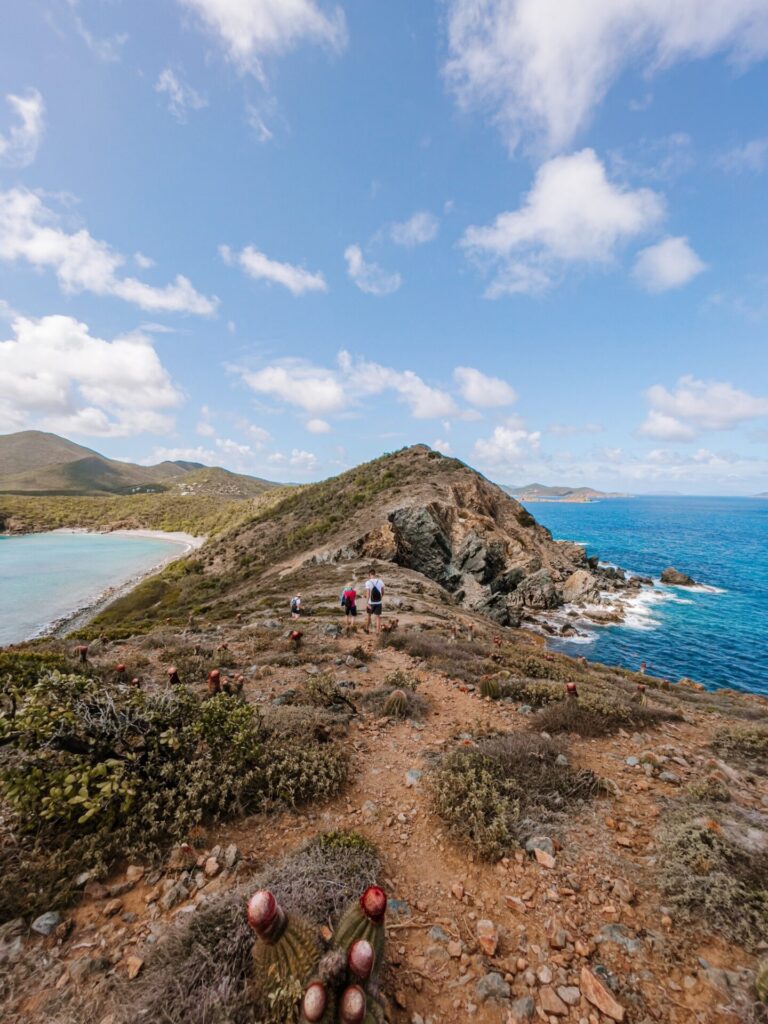 Wanderweg auf einem Bergkamm in Road Town Tortola