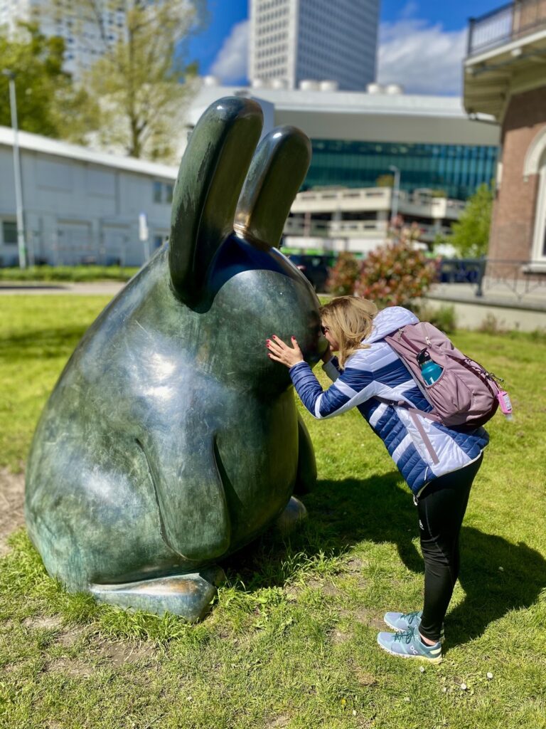 Hasenskulptur im Museumspark in Rotterdam