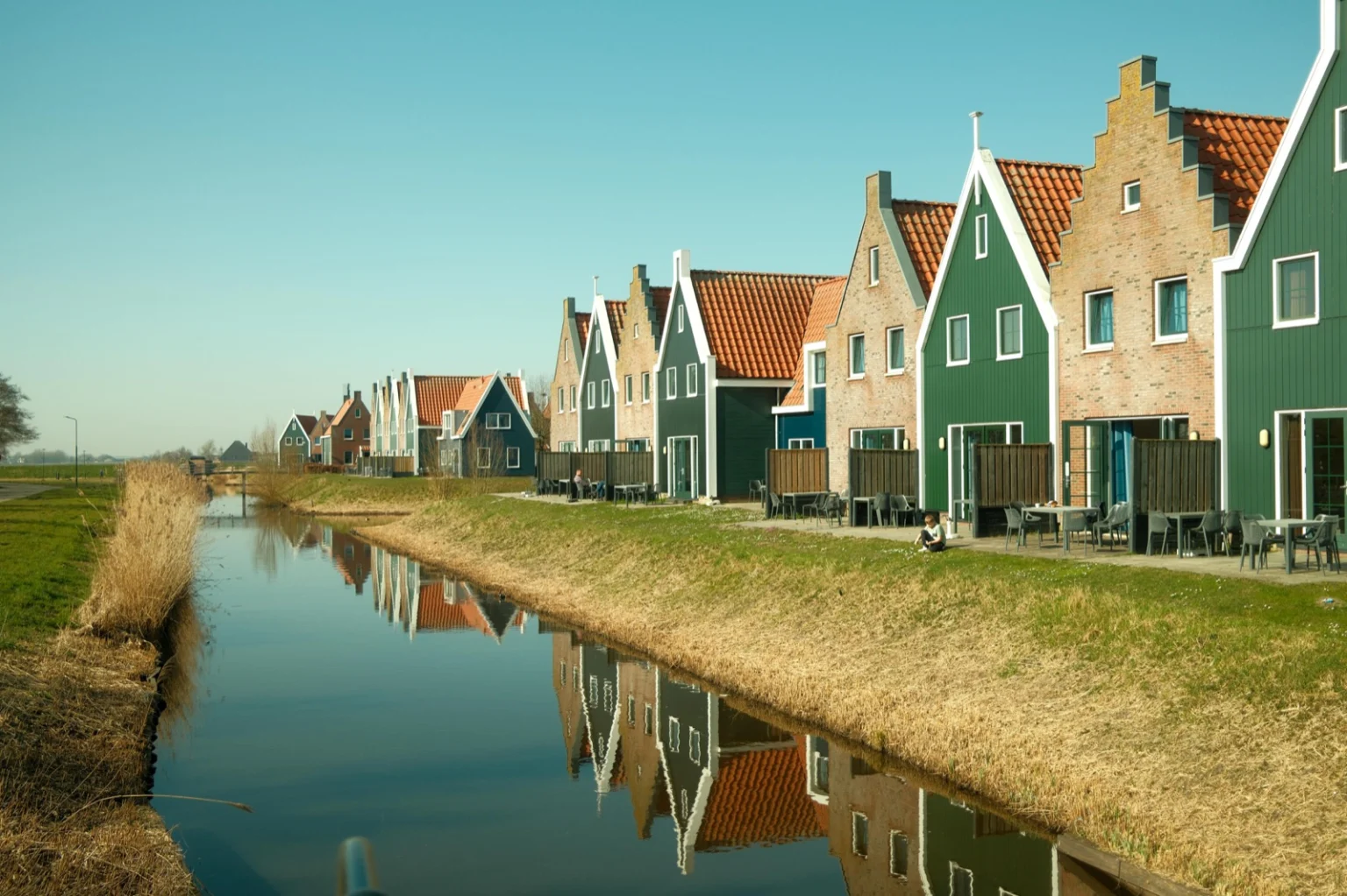 Gracht in Volendam mit buten Häusern in Amsterdam