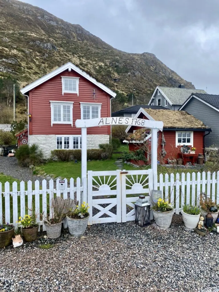 Bunte Holzhäuser in Alnes Norwegen