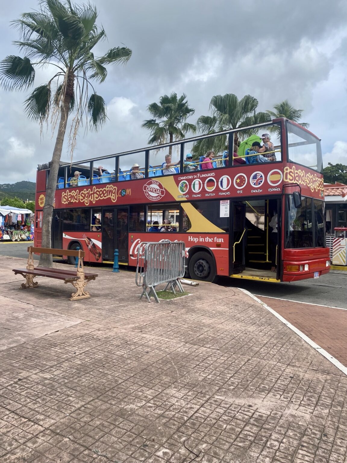 Rote Busse für Rundfahren in St. Maarten