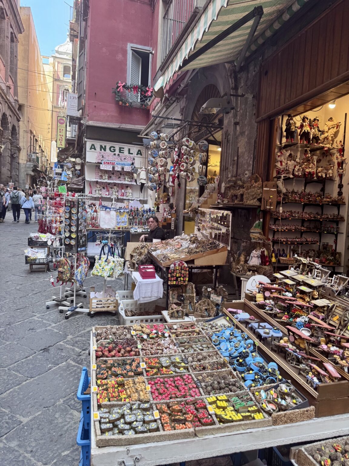 Via San Gregorio Armeno Krippenstraße in Neapel