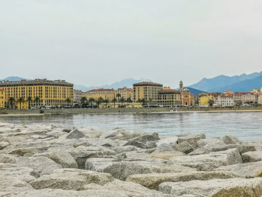 Blick auf buntes Stadtzentrum in Ajaccio