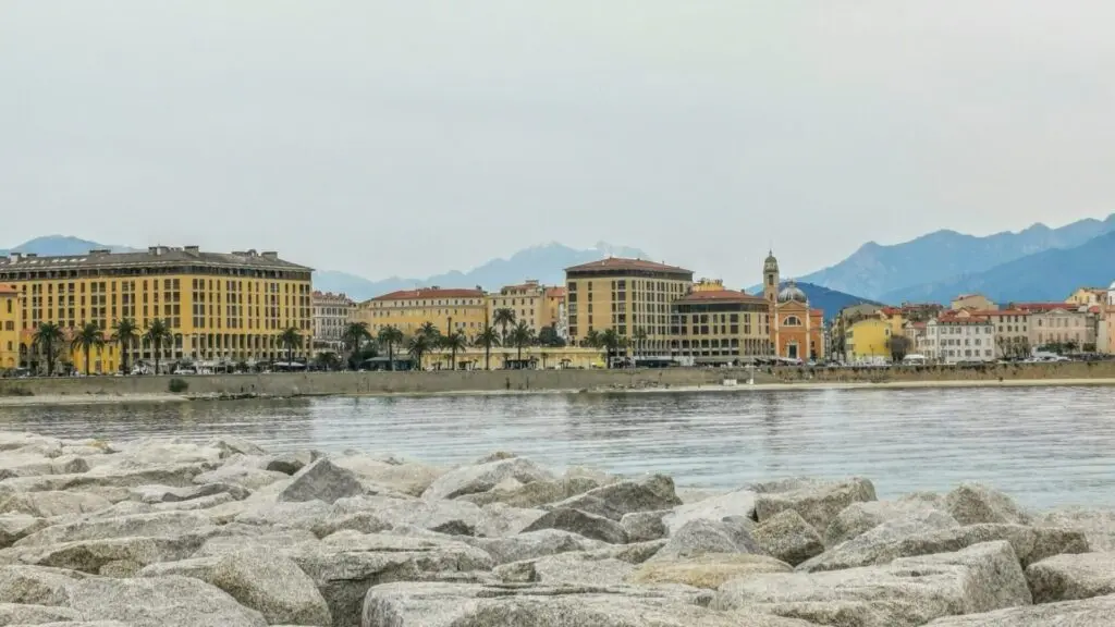 Blick auf buntes Stadtzentrum in Ajaccio