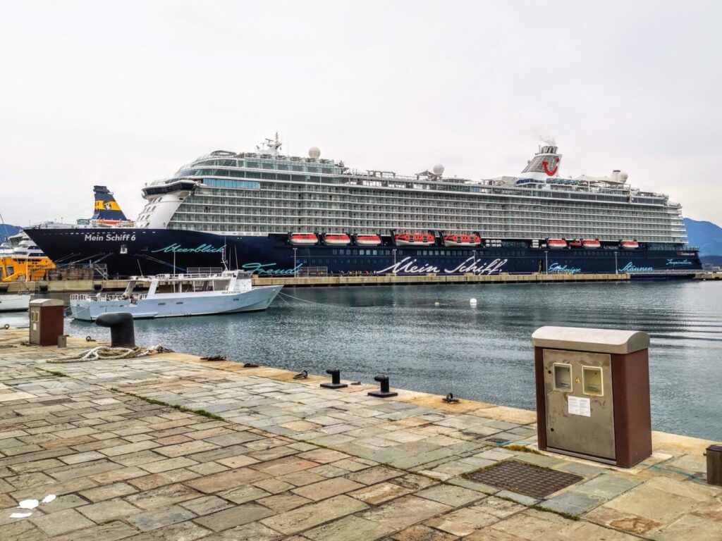 Mein Schiff 6 am Pier in Ajaccio