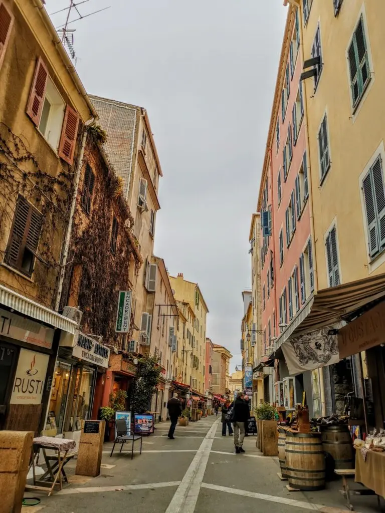 lange bunte Gasse in Ajaccio