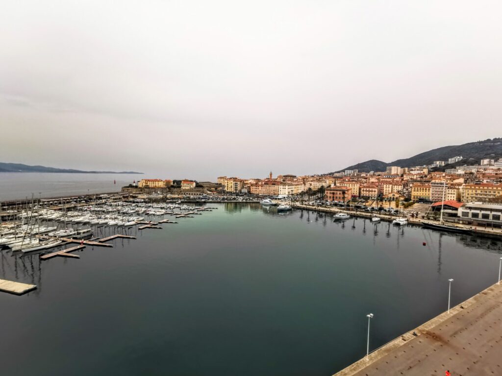 Blick auf kleinen Hafen mit Booten in Ajaccio