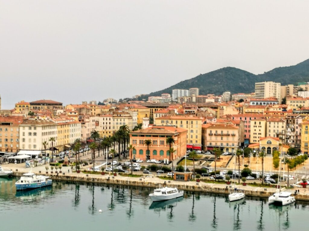 Blick auf den Hafen und die Stadt Ajaccio