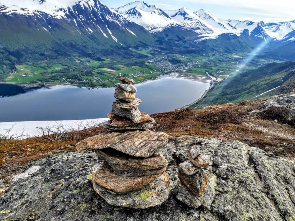 Steinmänchen auf den Nesaksla mit schneebedeckter Bergwelt