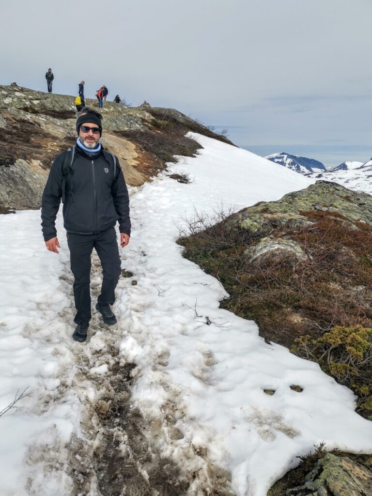 Wandweg mit Schnee auf dem Nesaksla mit Schnee