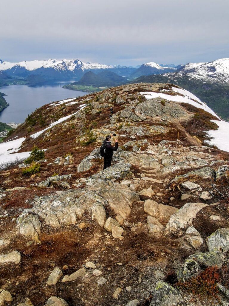 Nesaksla mit schneebedeckter Bergwelt und Fjord