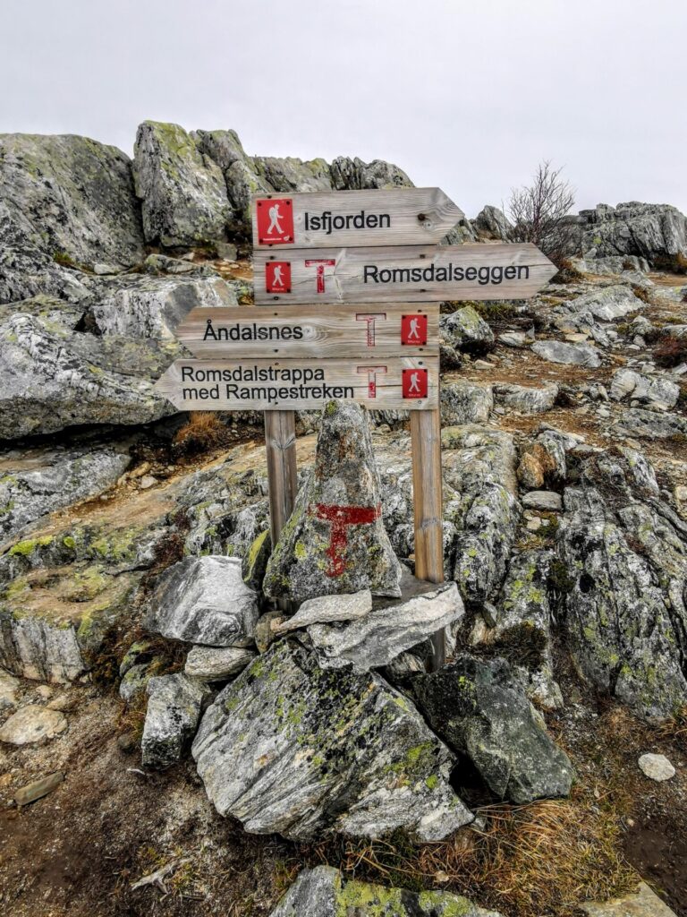 Schilder Wanderweg auf dem Nesaksla