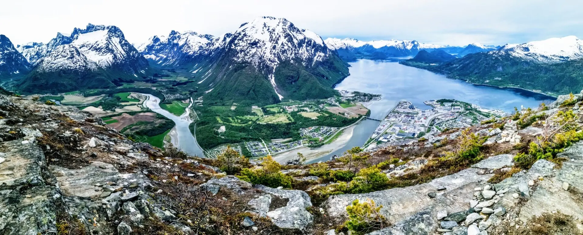 Ausblick vom Nesaksla auf die Natur, Fjorde und Andalsnes