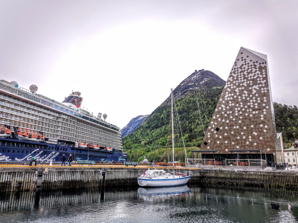 Mein Schiff am Hafen von Andalsnes neben Norsk Tindesenter