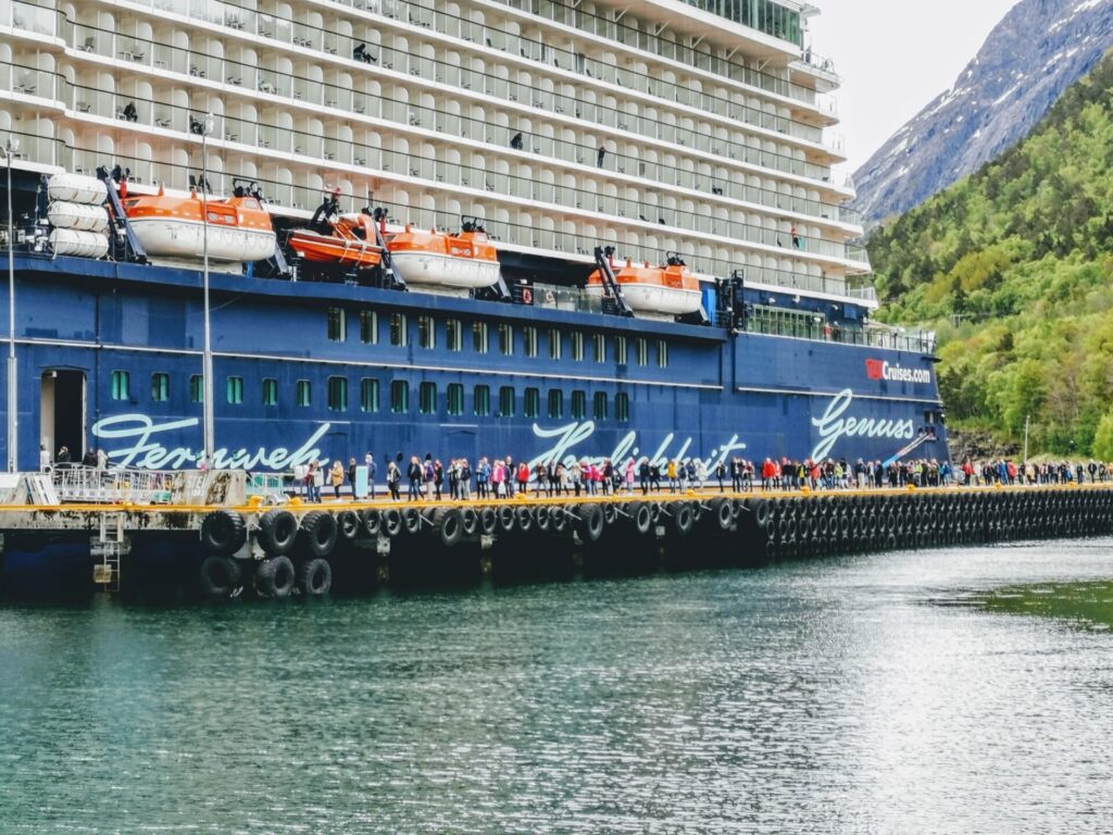 Mein Schiff am Anleger in Andalsnes mit langer Warteschlange