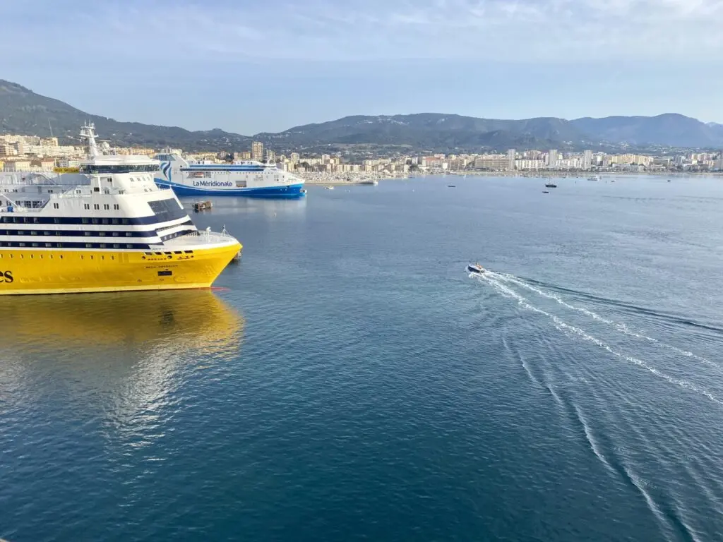 Fähren im Hafen von Ajaccio
