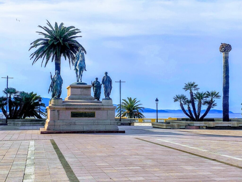 Statude mit Reiter auf der Piazza de Gaulle in Ajaccio
