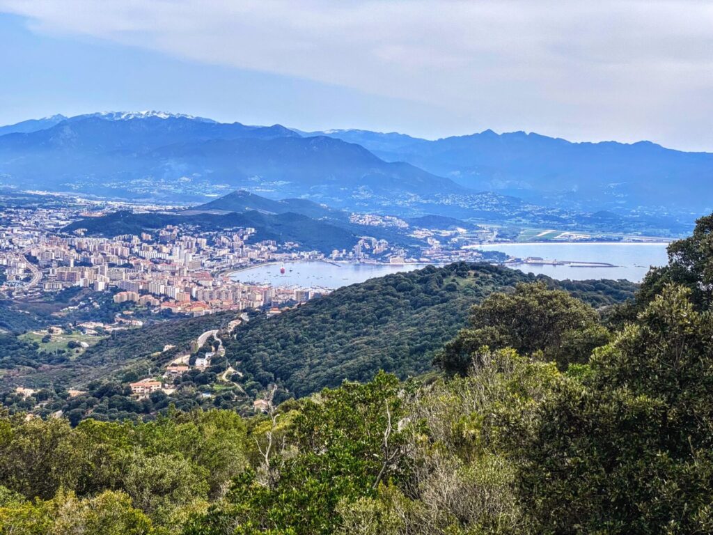 View in eine weite Berglandschaft