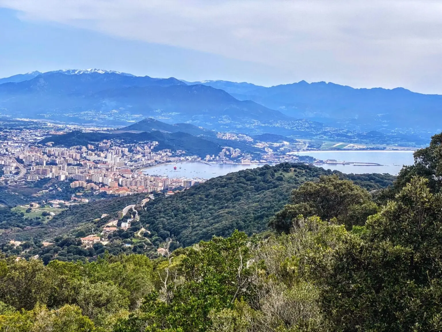 View in eine weite Berglandschaft in Ajaccio