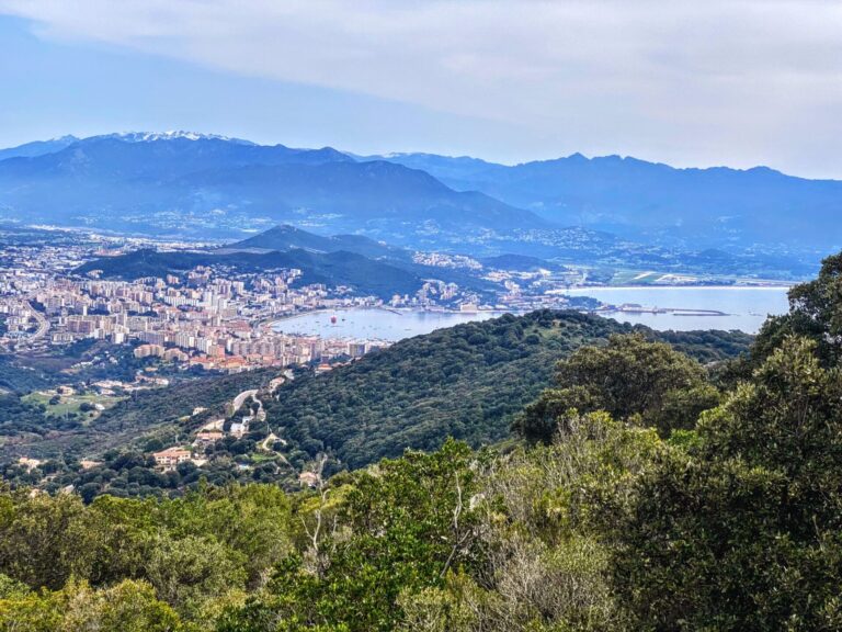 View in eine weite Berglandschaft in Ajaccio